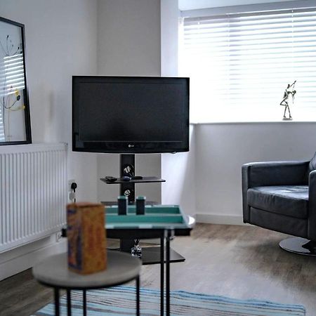 The Red House Modern Stylish Home From Home Walking Distance To Cardiff Bay And City Centre With Parking Εξωτερικό φωτογραφία