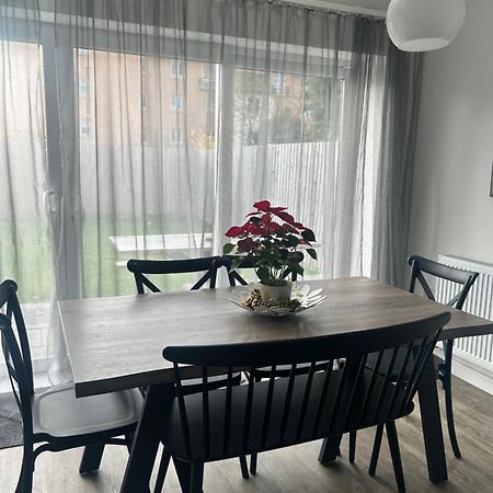 The Red House Modern Stylish Home From Home Walking Distance To Cardiff Bay And City Centre With Parking Εξωτερικό φωτογραφία