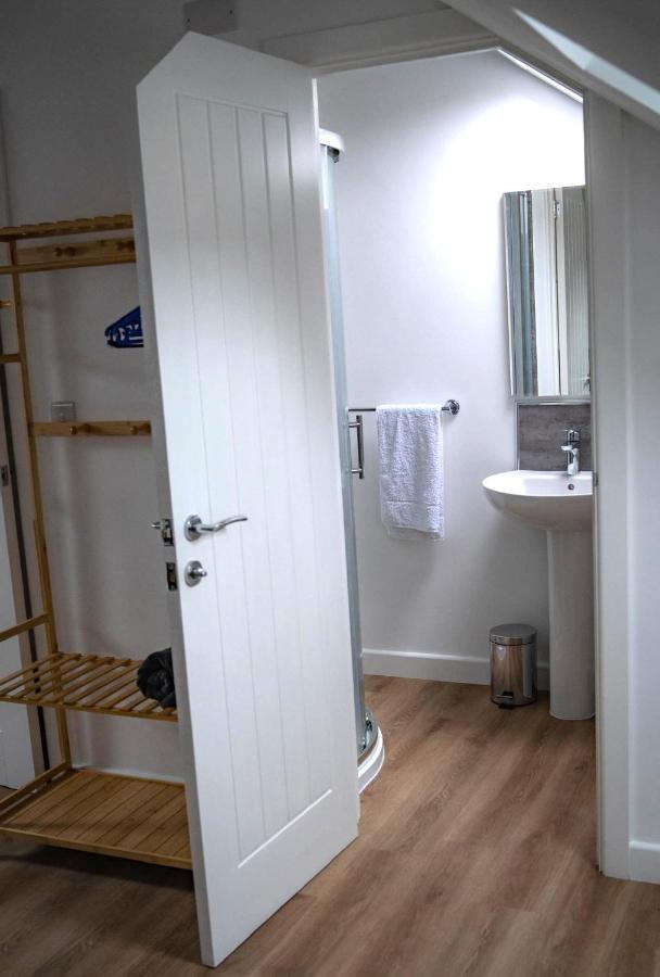The Red House Modern Stylish Home From Home Walking Distance To Cardiff Bay And City Centre With Parking Εξωτερικό φωτογραφία