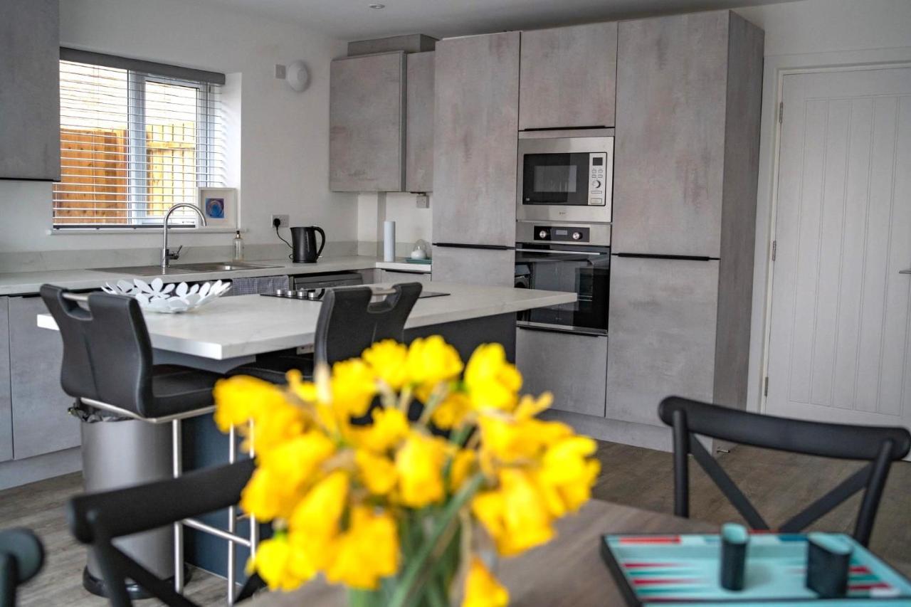 The Red House Modern Stylish Home From Home Walking Distance To Cardiff Bay And City Centre With Parking Εξωτερικό φωτογραφία